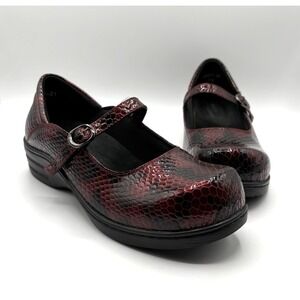 MADISON COMFORT Mary Jane Shoes Women's Size 9 Wide Burgundy Faux Snakeskin Clog